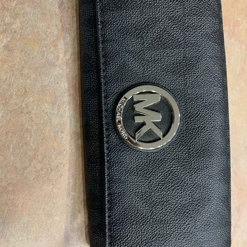 NWOT Michael Kors Fulton Carryall Sig Wallet